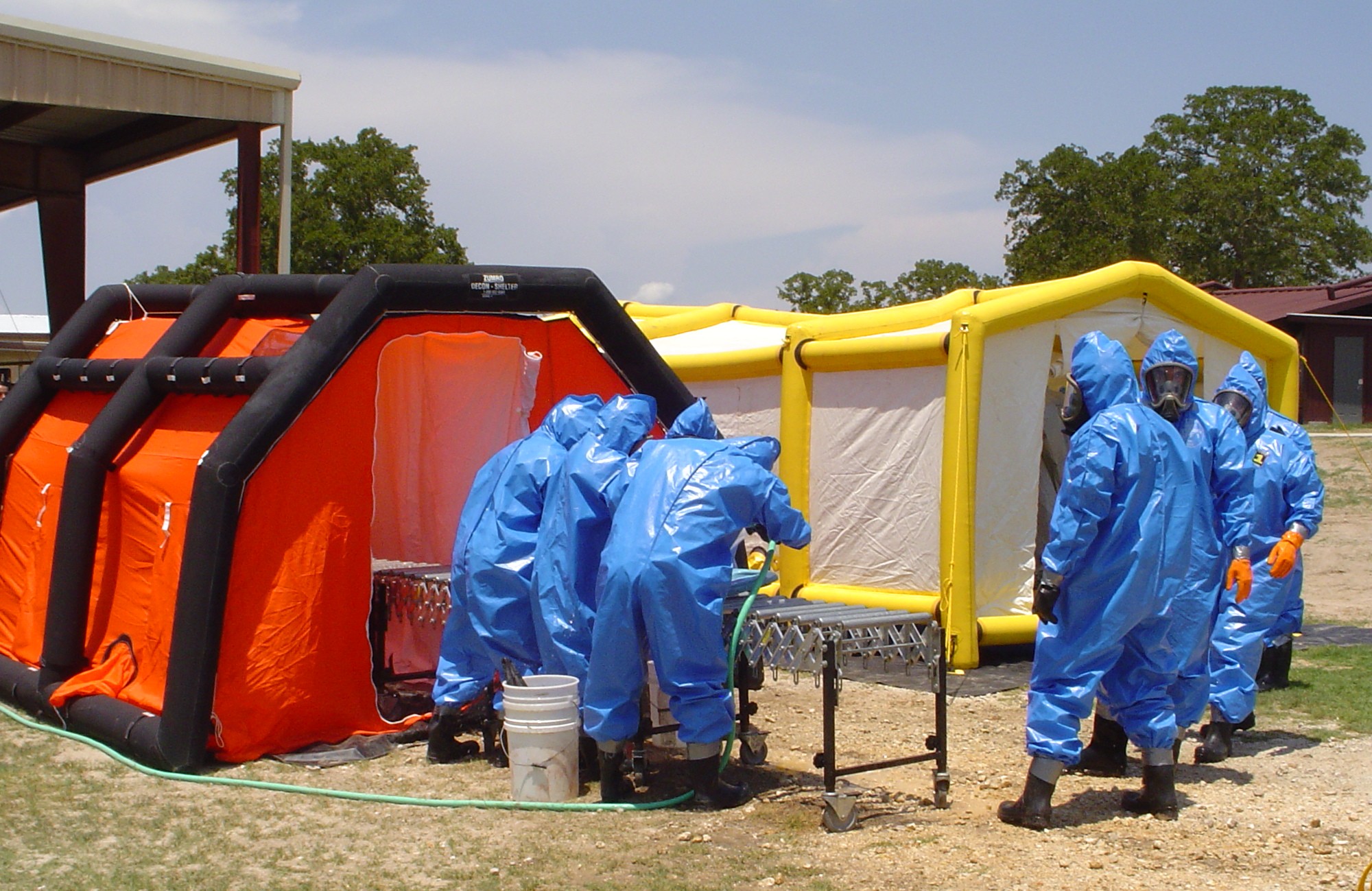 Curso de capacitación en Materiales peligrosos (HAZMAT). Demostración de proceso de descontaminación de víctimas